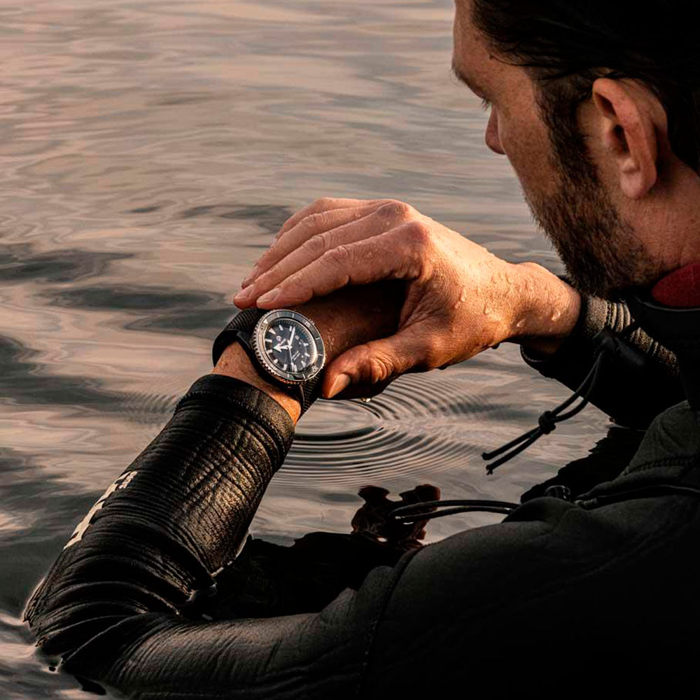 Captain Cook High-Tech Ceramic Diver - Image 4